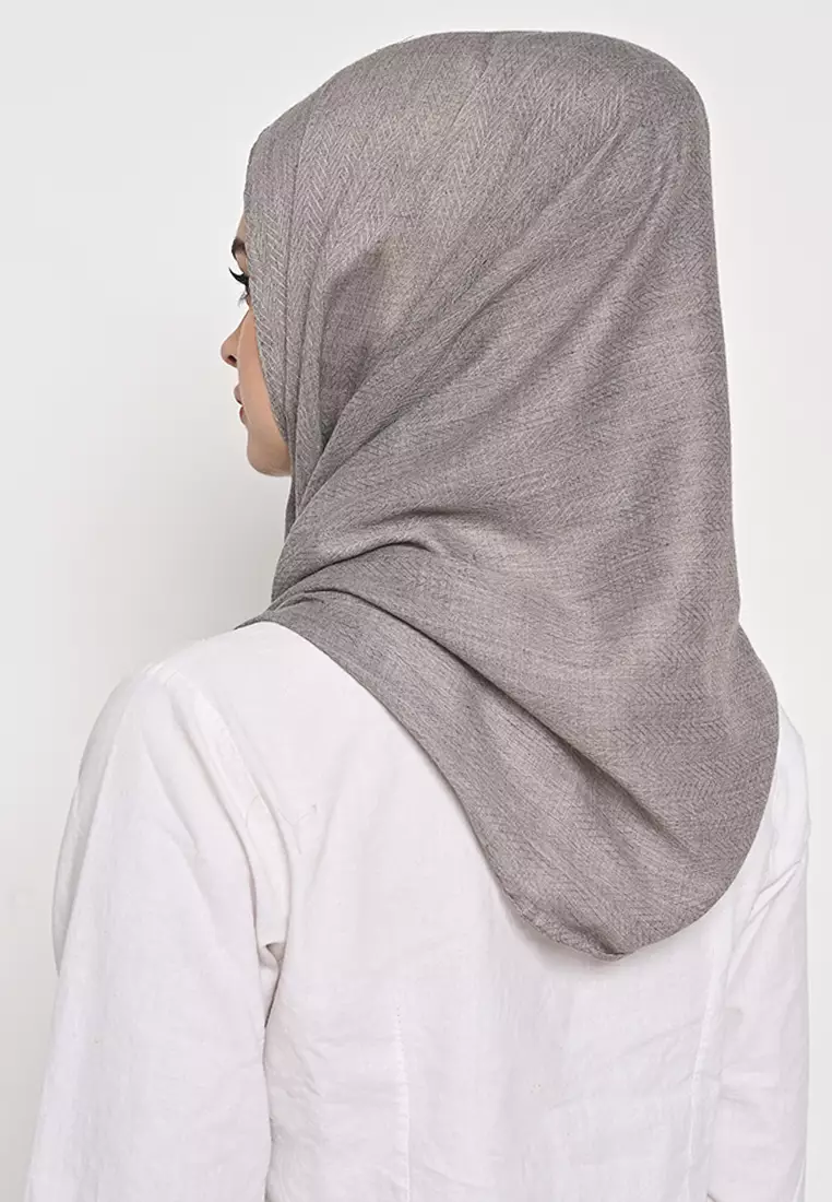 Pasmina Voal Zaffron Jahit Tepi Grey