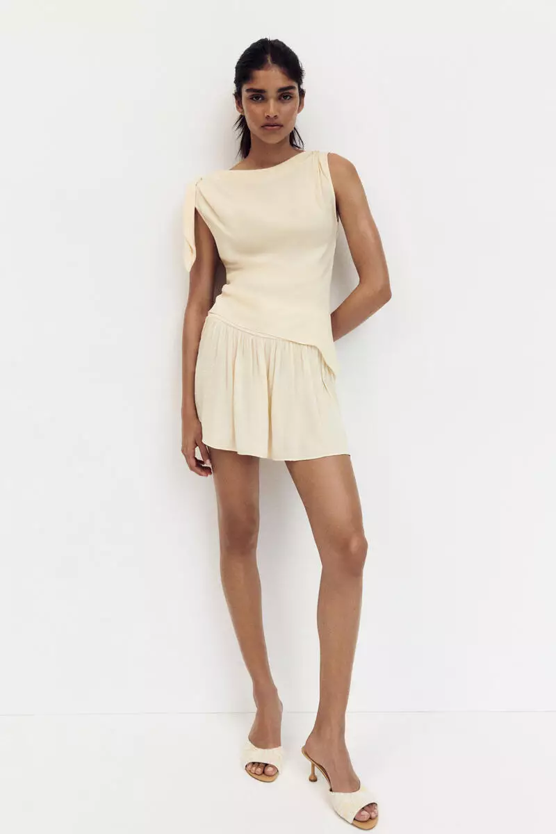 Asymmetric tie-detail top