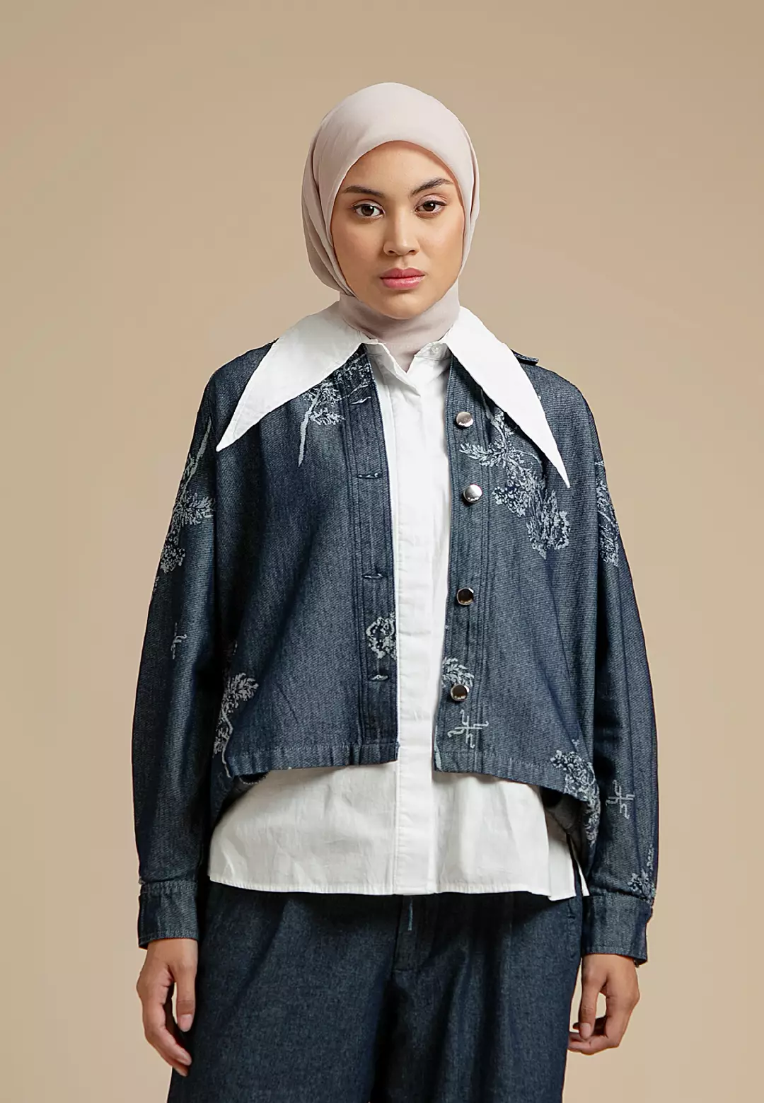 HijabChic Vianne Jacquard Denim Jacket - Jaket Denim Wanita Motif Bunga Elegan