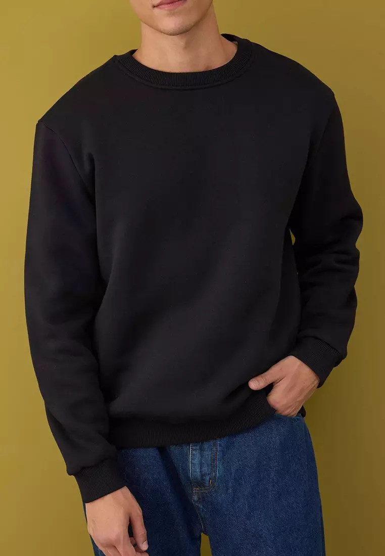 Black Regular Cut Crew Neck Thick/Inside Raised Sweatshirt