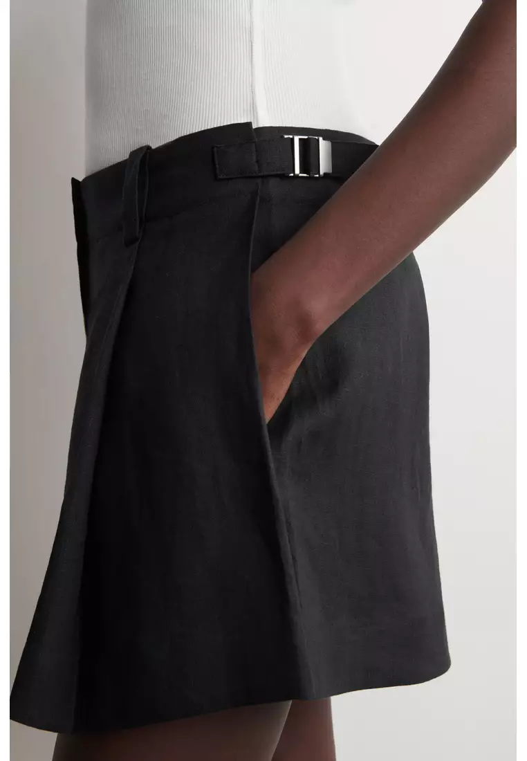 PLEATED BELTED LINEN SHORTS