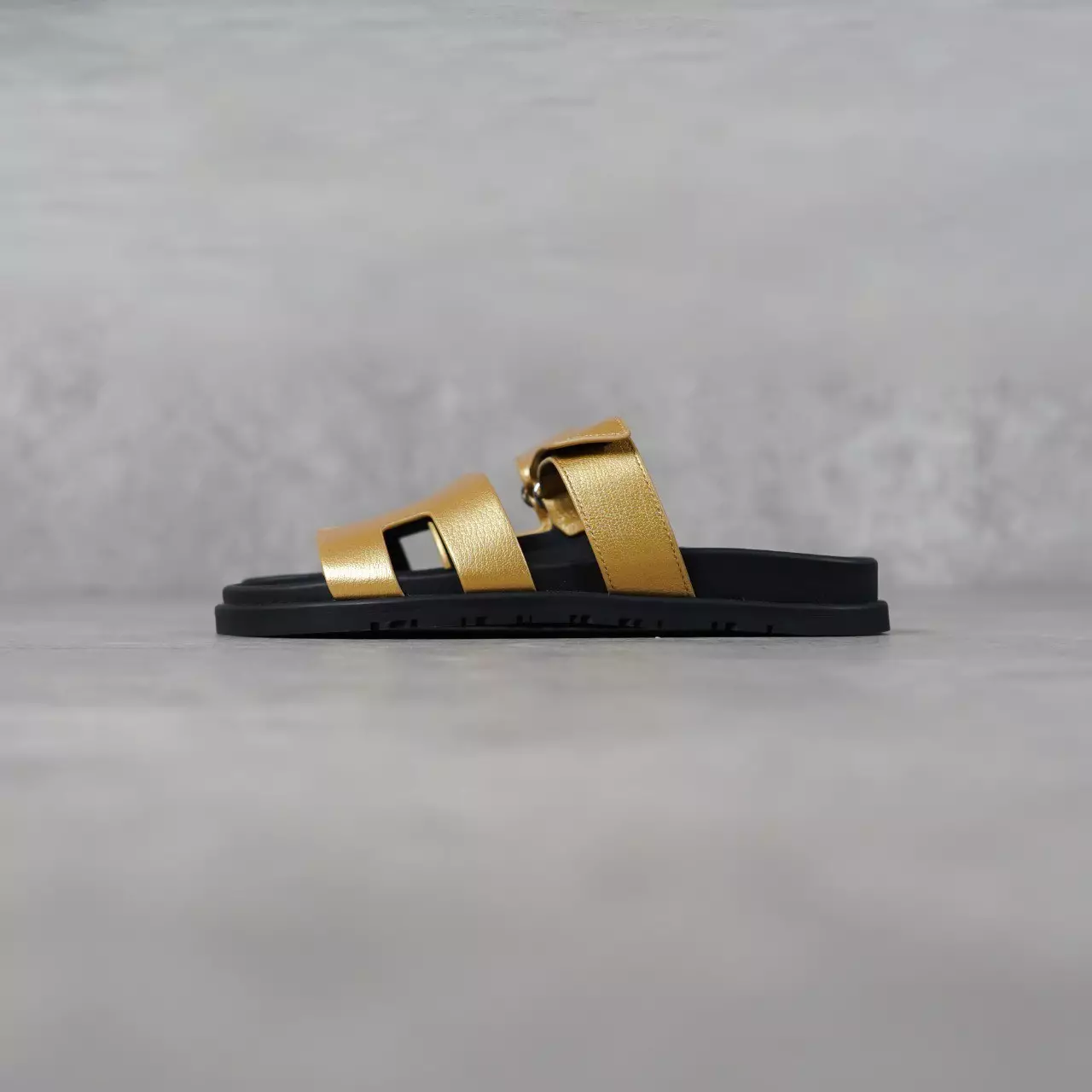 Sandal HERMES CHYPRE EPSOM BLACK METALLIC GOLD SANDAL 100% ORIGINAL