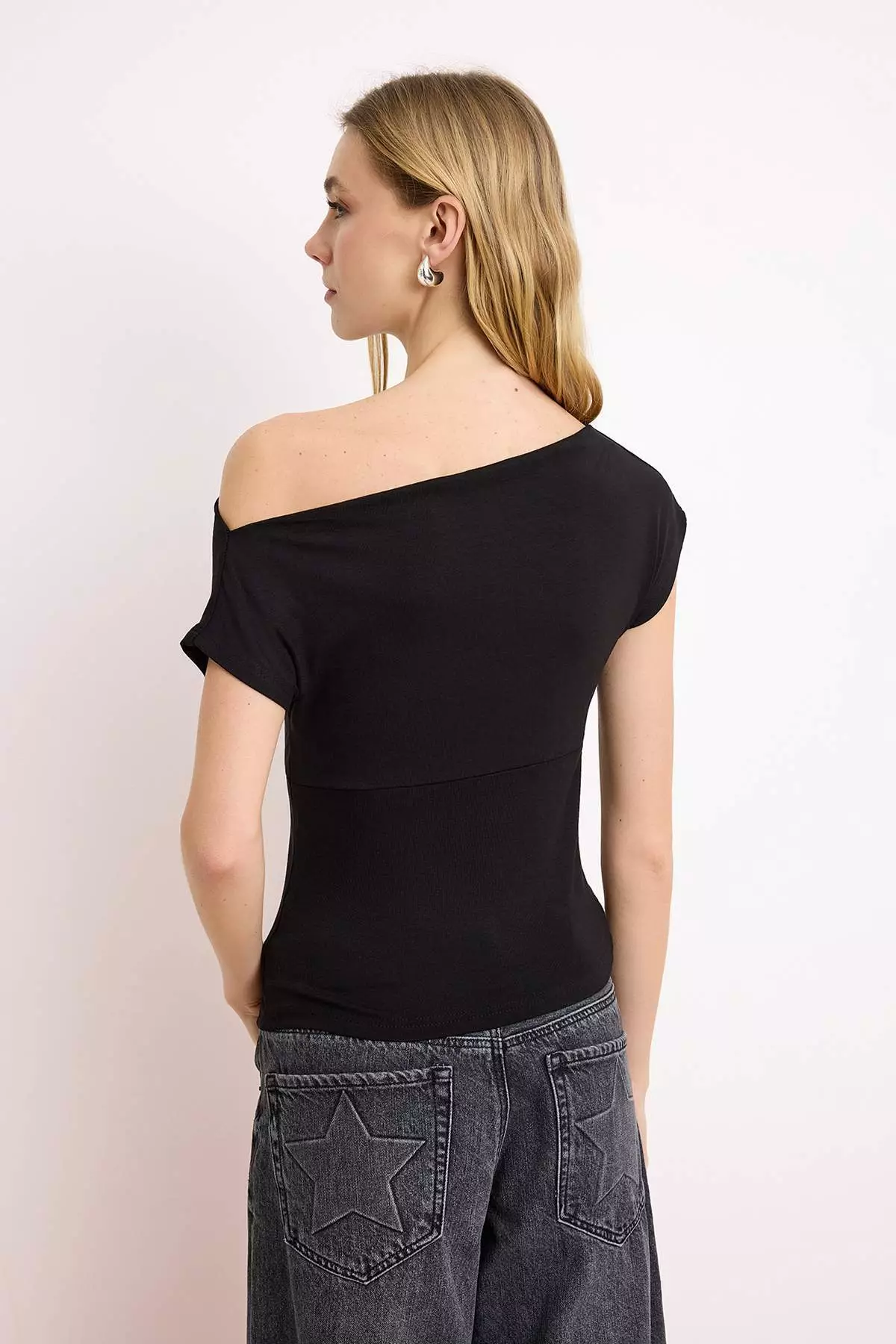 Black Fitted Asymmetrical Neckline Sleeveless Soft Knitted Blouse Twoss26Bz36
