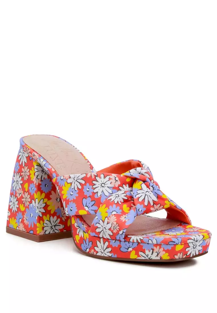 Sandal Tumit Blok Segitiga Bunga Merah