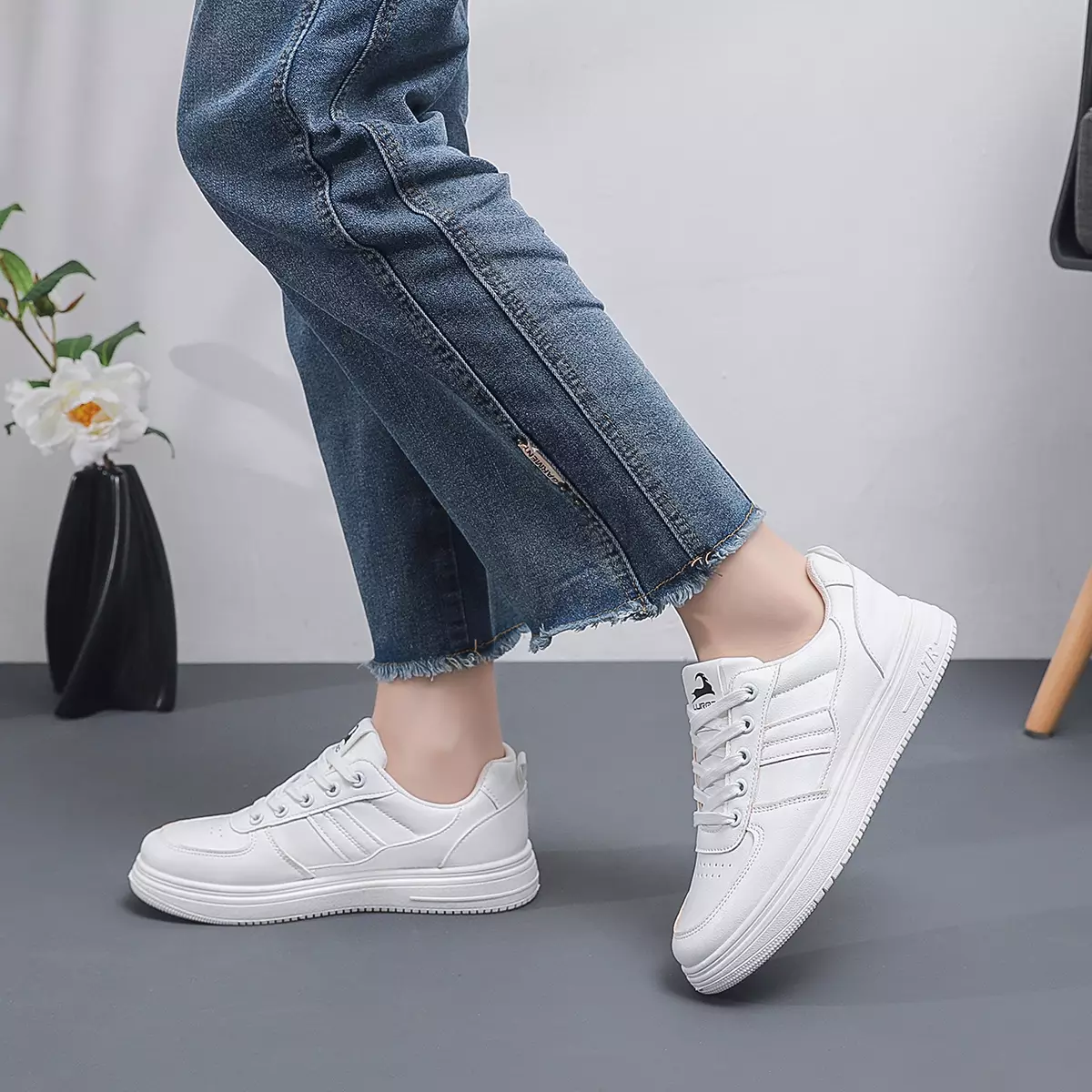 Sepatu Wanita Olahraga Sneakers Putih Cewek Ringan WL2410