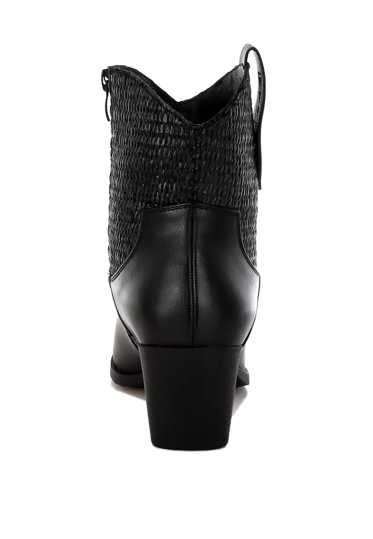 Sepatu bot koboi dari bahan rafia dan kulit imitasi berwarna hitam