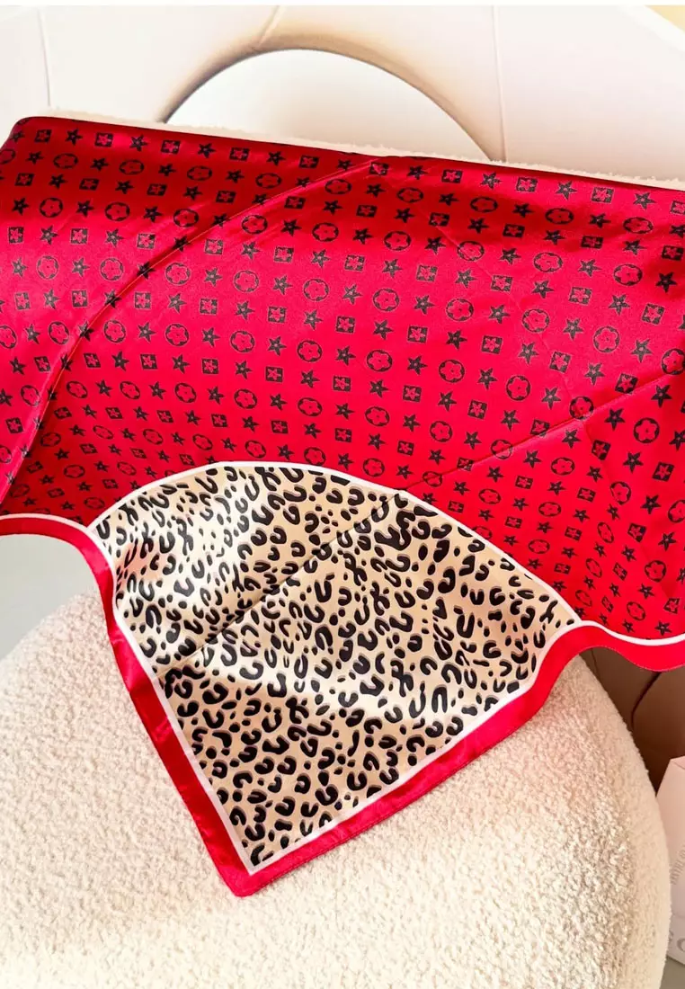 Aksesoris Scarf Leopard Print Border Motif Silky Square Satin Scarf Segi Empat Ukuran Kecil Red & Black