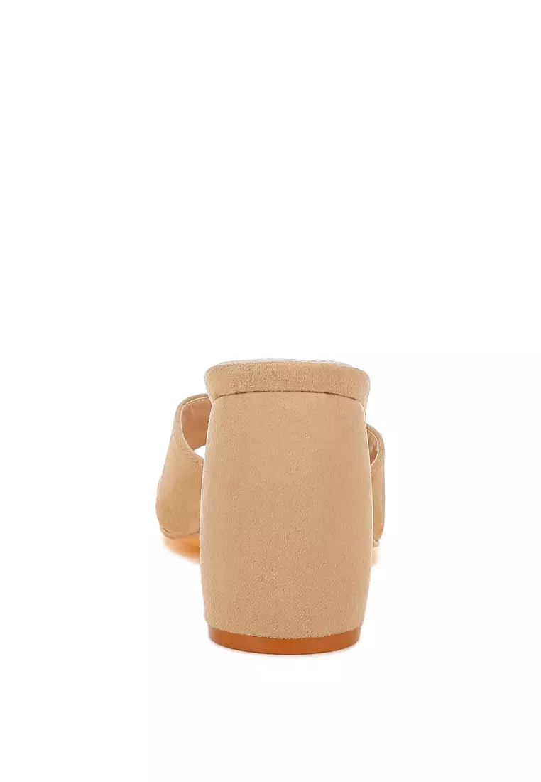 Sandal Micro Suede Hak Bulat dalam Warna Krem