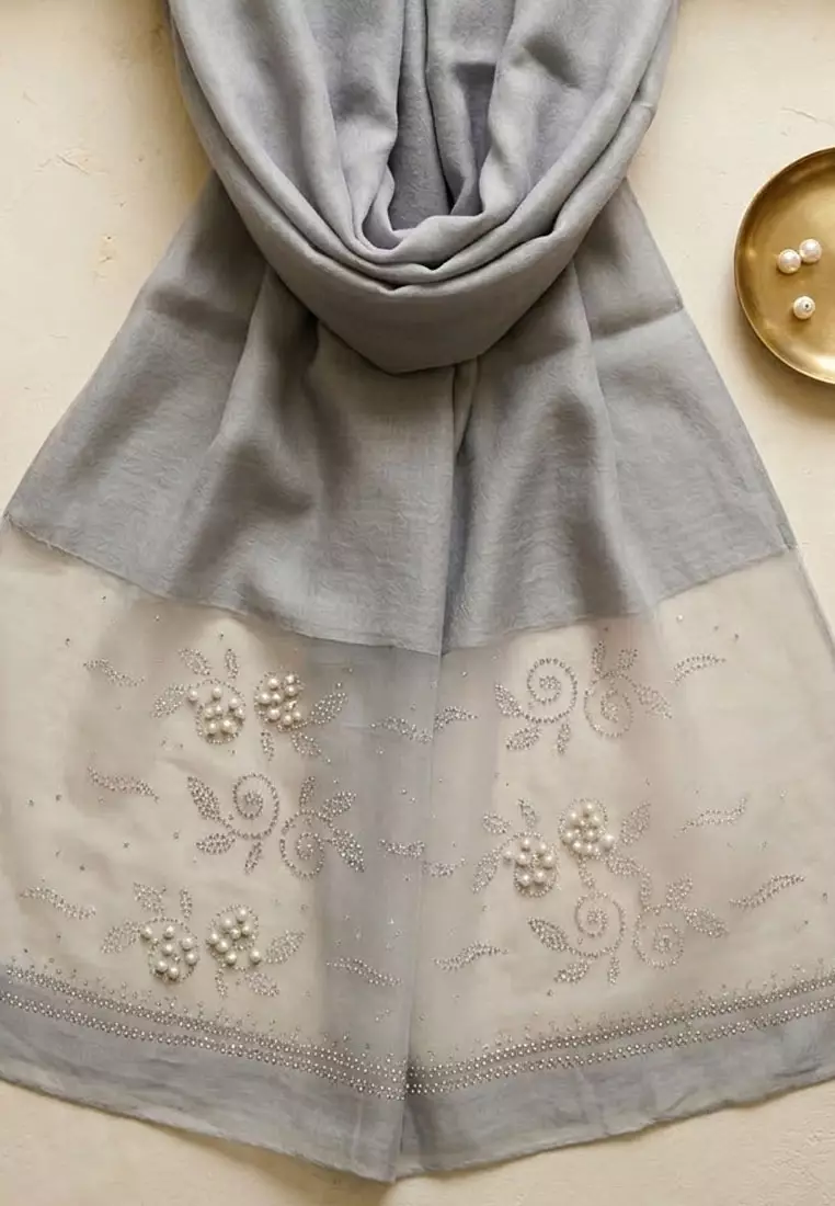 Aksesoris Syal Pesta Wanita Pearly Studs Embellish Floral Silk Shawl Syal Sutra Wanita Evening Shawl Silver