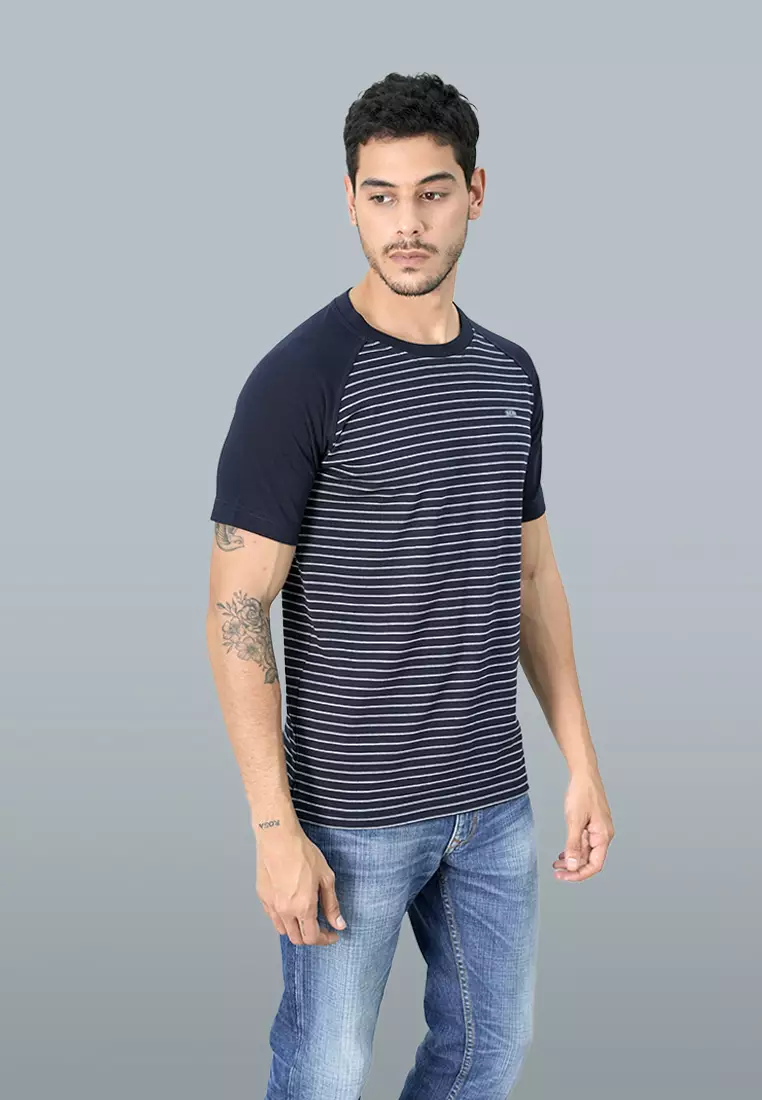 LGS - Kaos Casual Pria Lengan Pendek Motif Garis Garis Warna Hitam Slim Fit - JTS.323.S3366F.01.C