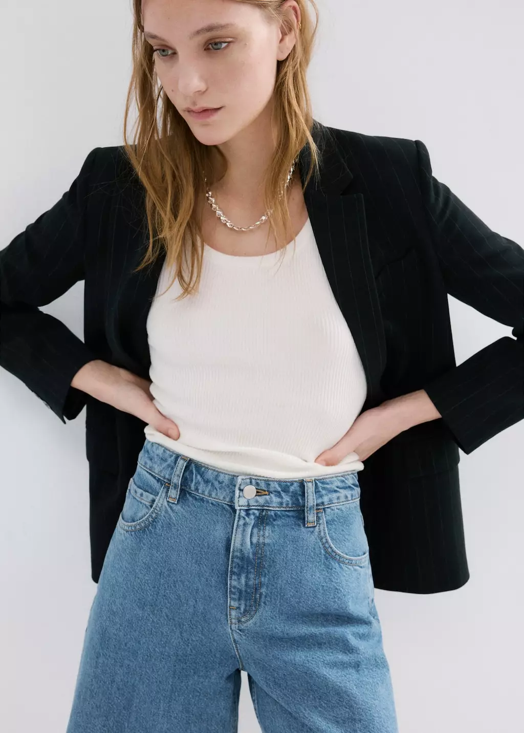 Celana pendek denim lurus berpinggang tinggi