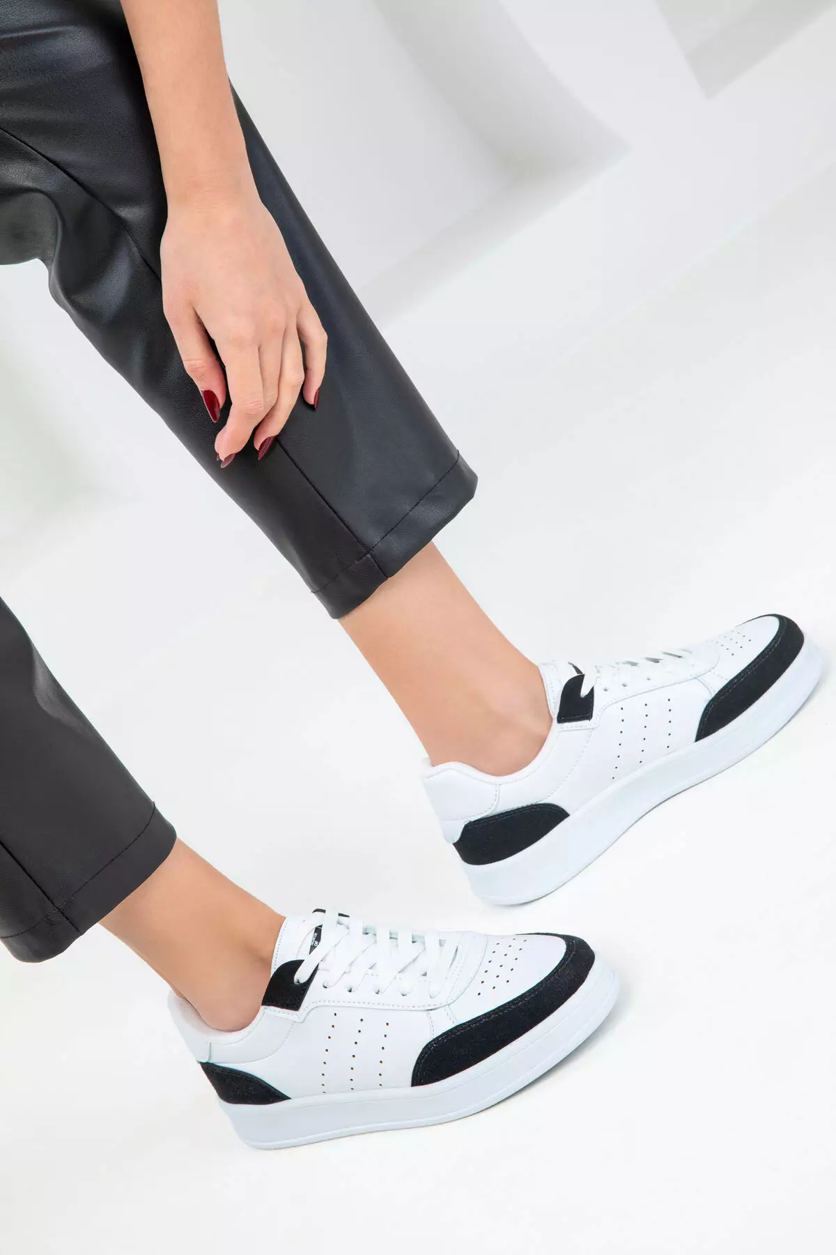 White-Black Women's Sneakers 20359