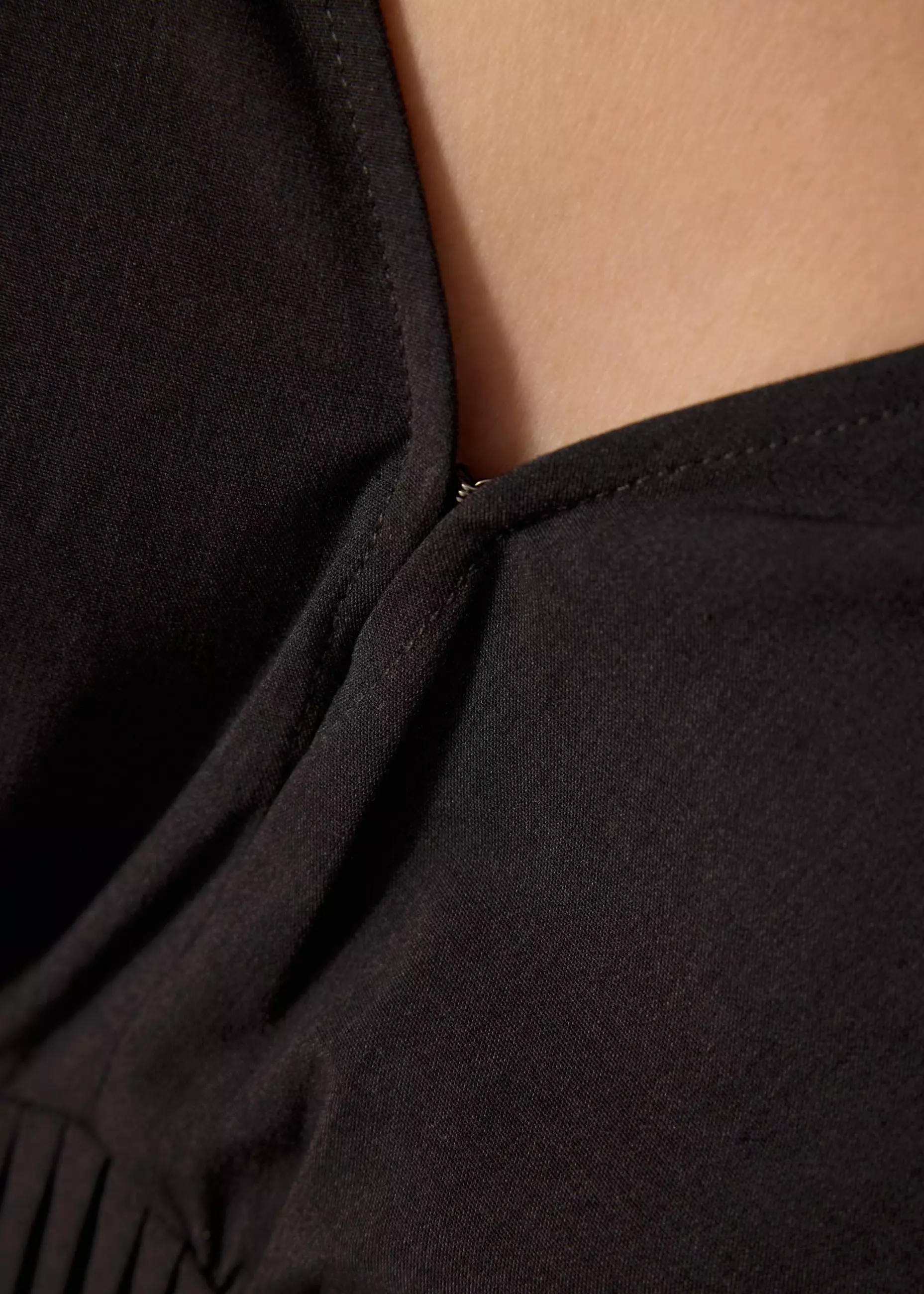 Dress Wanita - Trinh Pintuck Plunge Fit & Flare Midaxi Dress