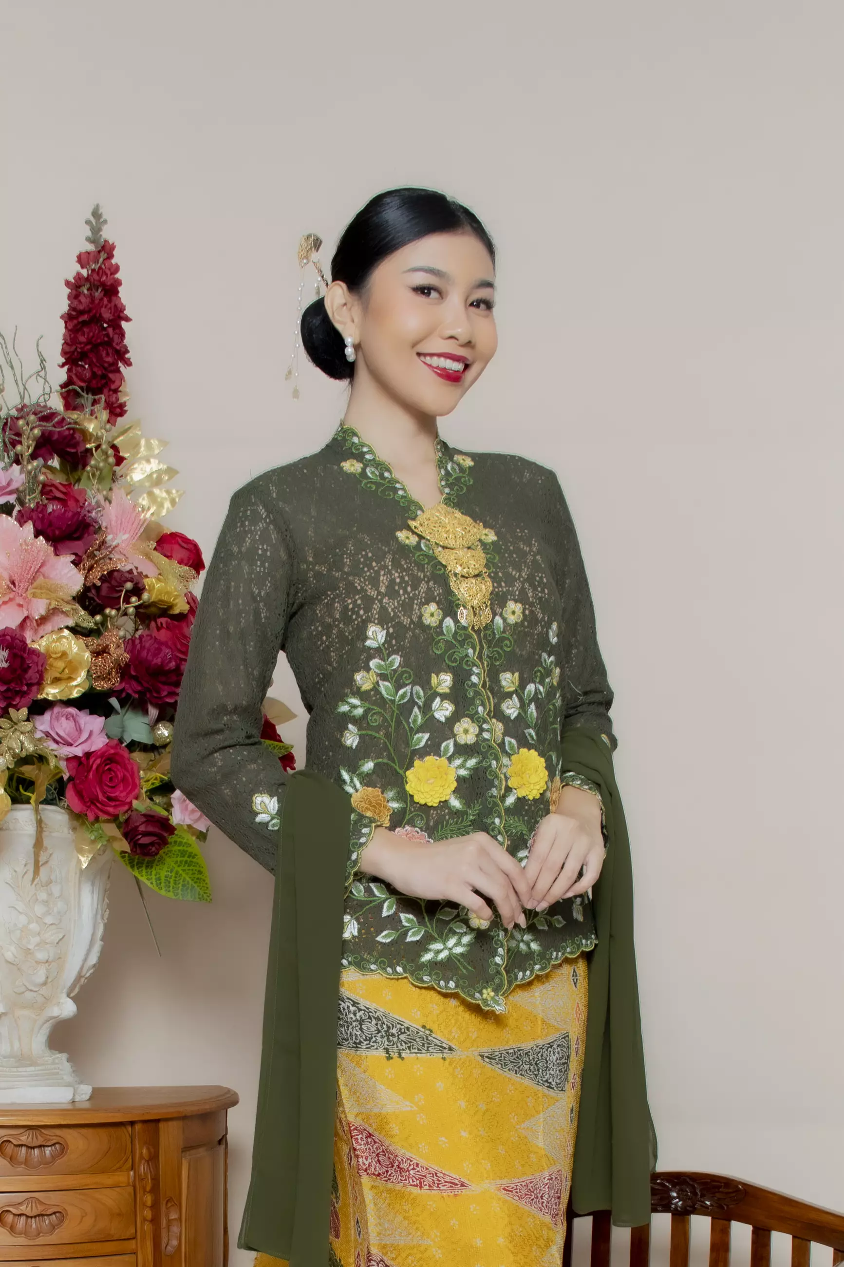 Kebaya Brokat Roses 3 Dimensi in Green Color