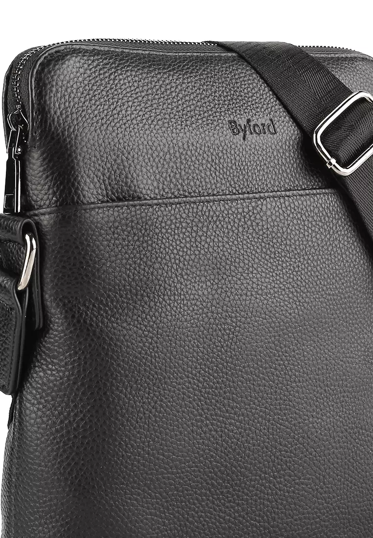 Tas Selempang Pinggang Dengan Desain Dark Tone Untuk Urban Masculine Look