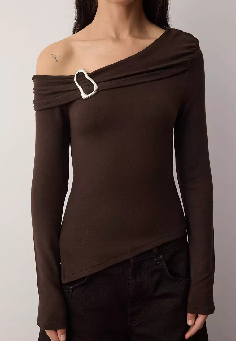 Asymmetric Collar Accessory Detailed Fitted Open Shoulder Knitted Blouse