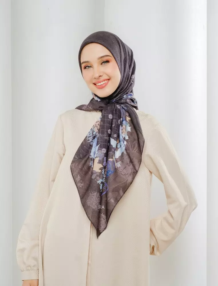 Nadeleine Printed Scarf Black | Hijab Kerudung Segi Empat Motif