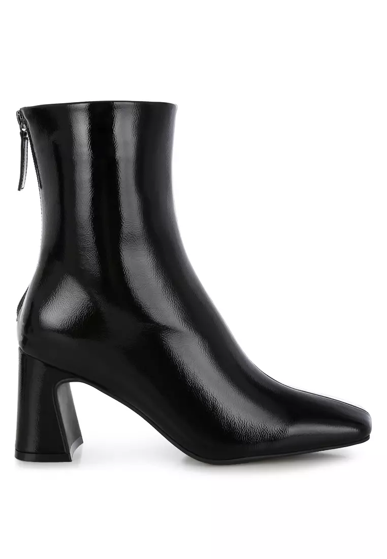 Sepatu bot ujung persegi paten berwarna hitam