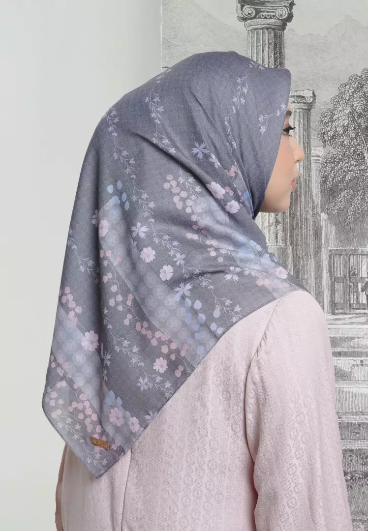 VIALOVA Print Scarf Dark Grey - Kerudung Hijab Segiempat Motif With BOX - Bahan Voal Premium - Ukuran 115x115