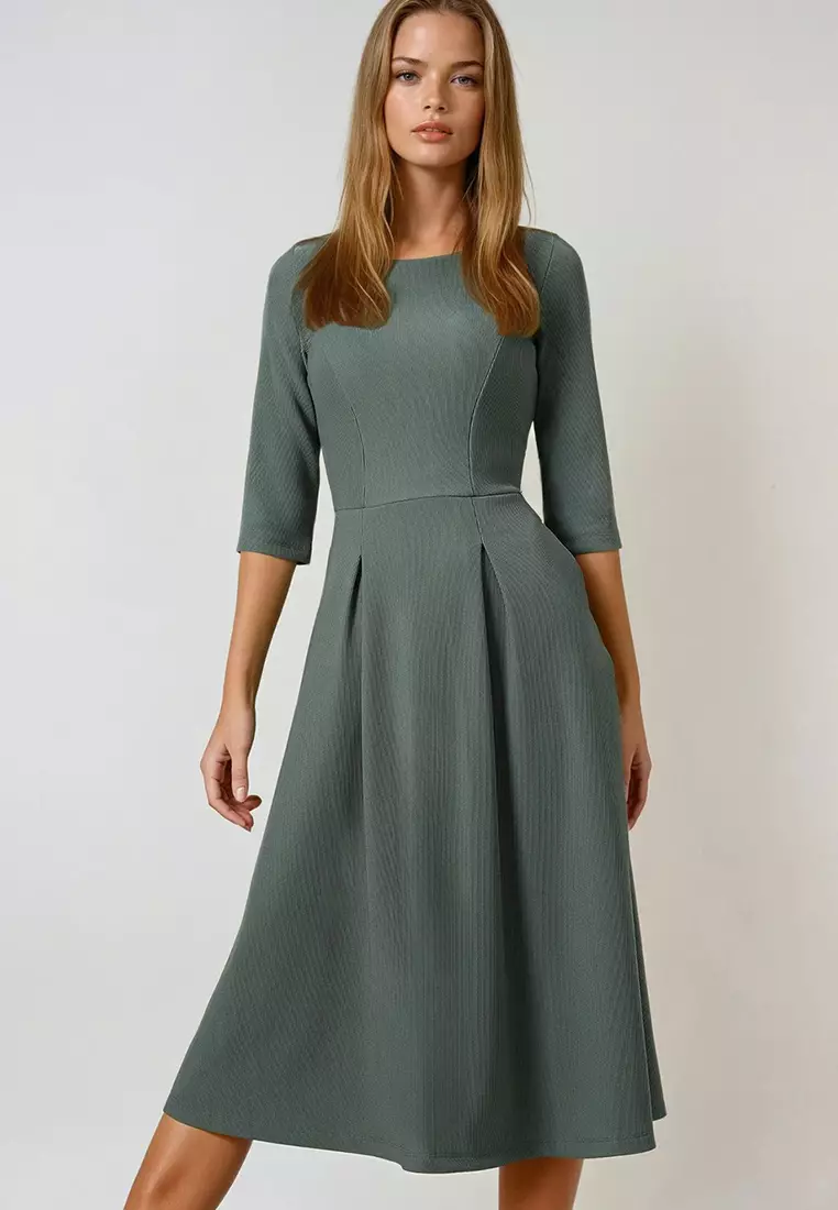 Boat Neck Three-Quarter Sleeve Pleated Detailed Double Pocket Midi Length Flared Dress