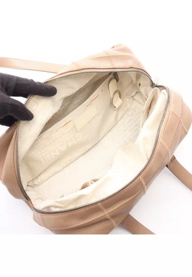 Pre-Loved Chanel chocolate bar Boston bag Caviar skin beige silver hardware