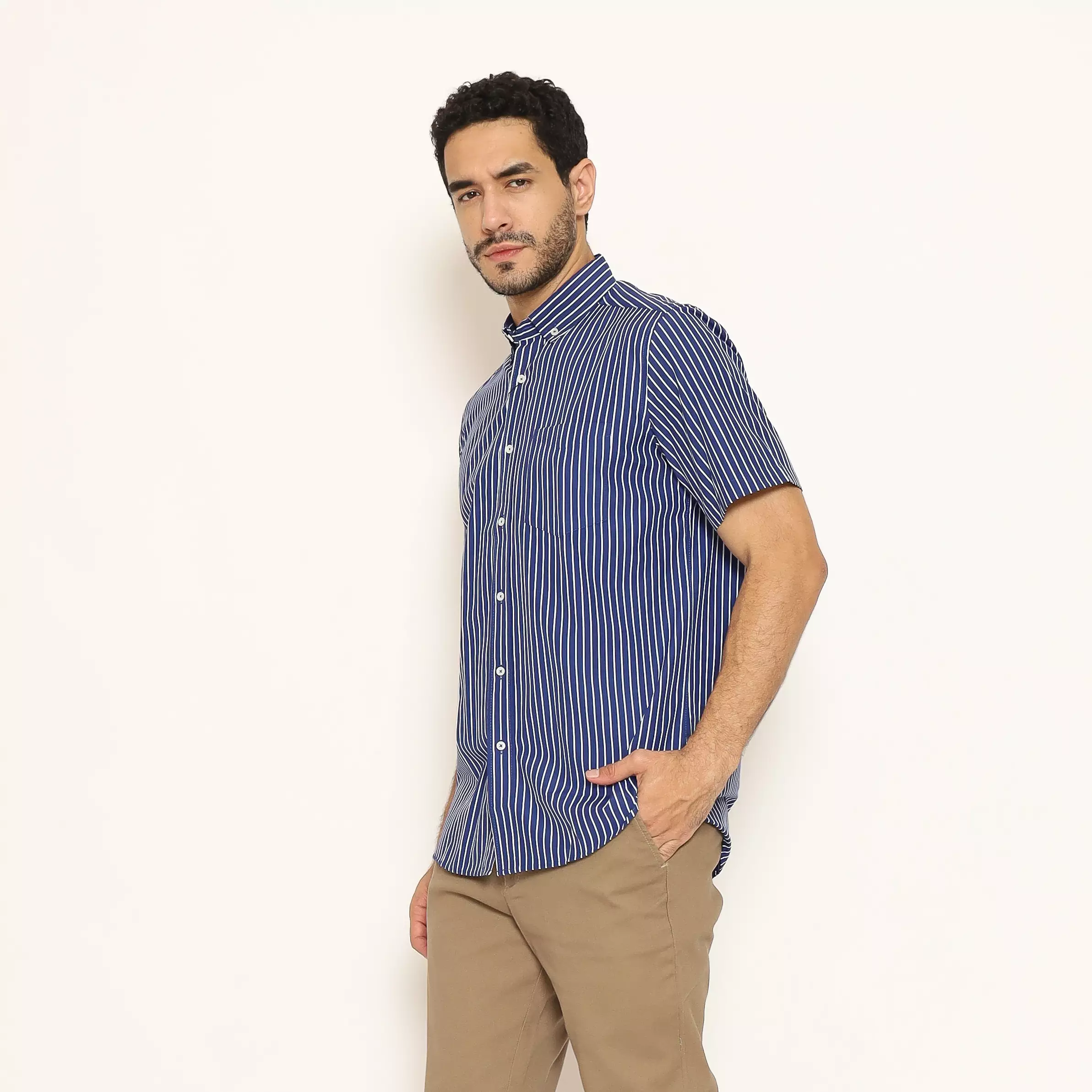 Schoeller Kemeja Pria Lengan Pendek Slim Fit Motif Garis Warna Blue –Tiago