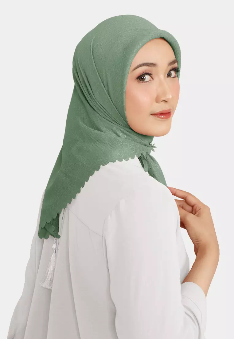 Cotton Bee - Hijab Segiempat Rayyansa Tassel Emboss Lasercut 