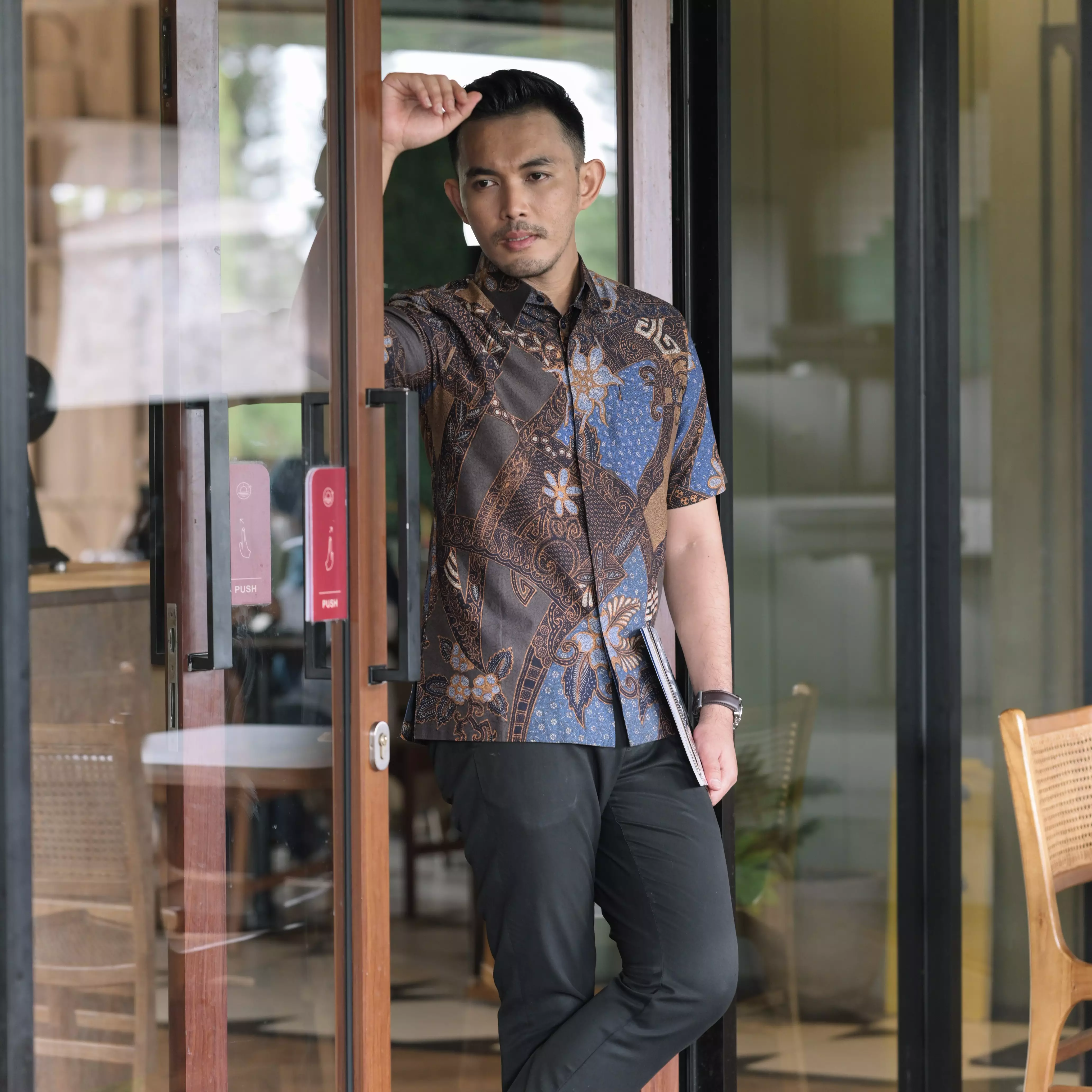 Hem Batik Dzul Bijadain Lengan Pendek Batik Tulis Slimfit