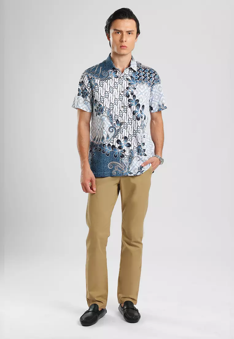 MANZONE - Kemeja Batik Lengan Pendek Pria Wira Modern Fit - Light Blue Warna Light Blue