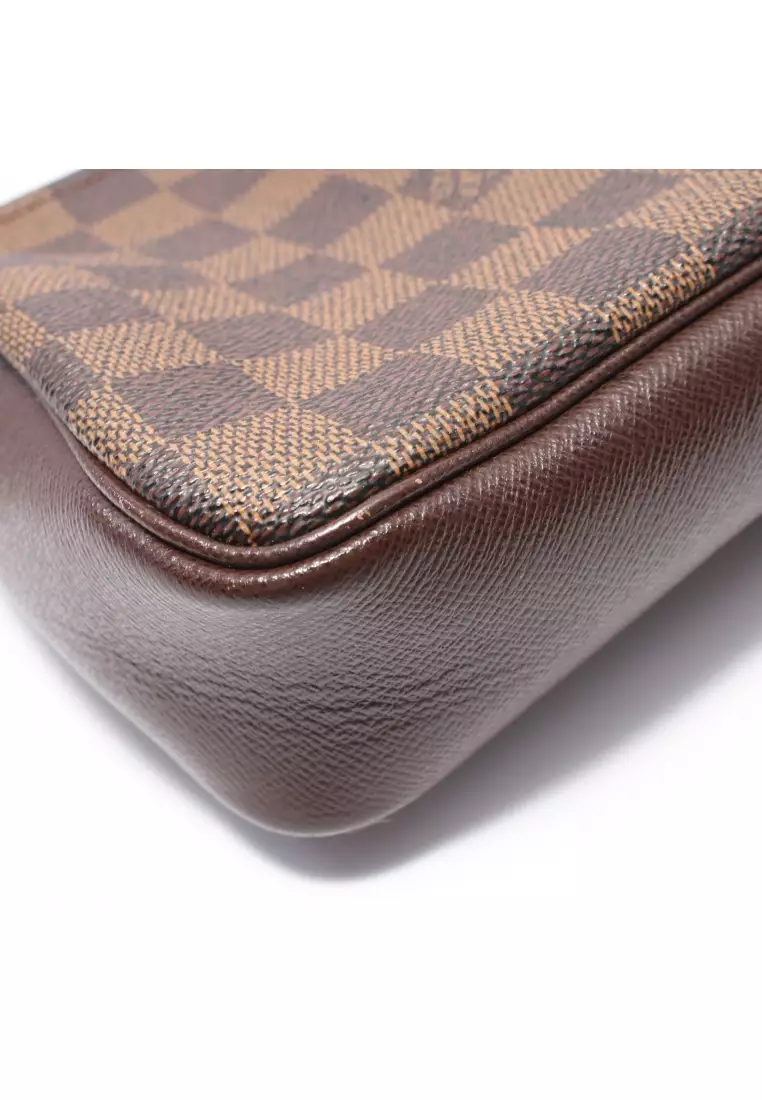 Louis Vuitton Pre loved Louis Vuitton Truth Makeup Damier