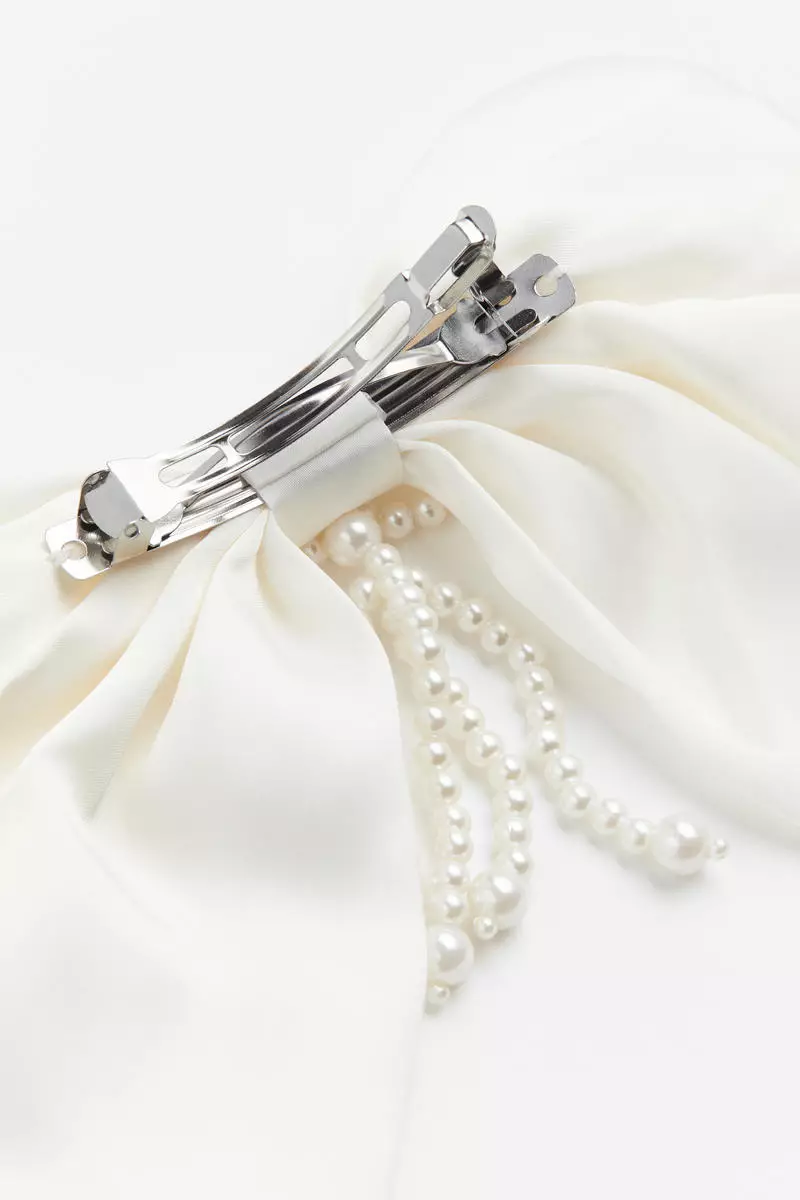 Bow-decorated hair clip