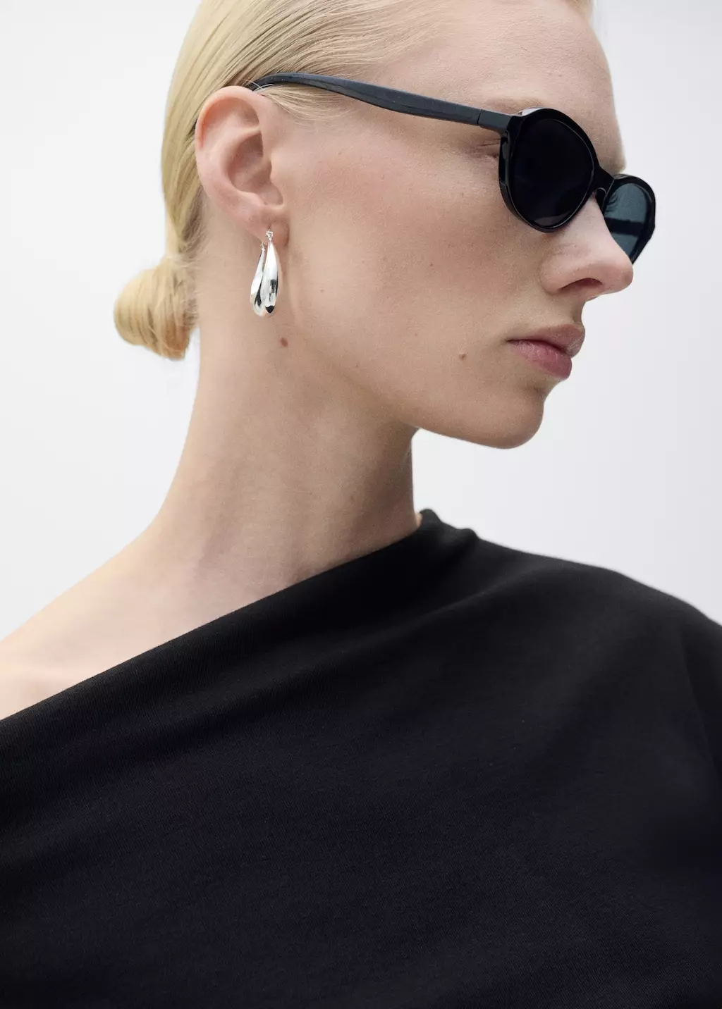 Atasan katun dengan leher asimetris