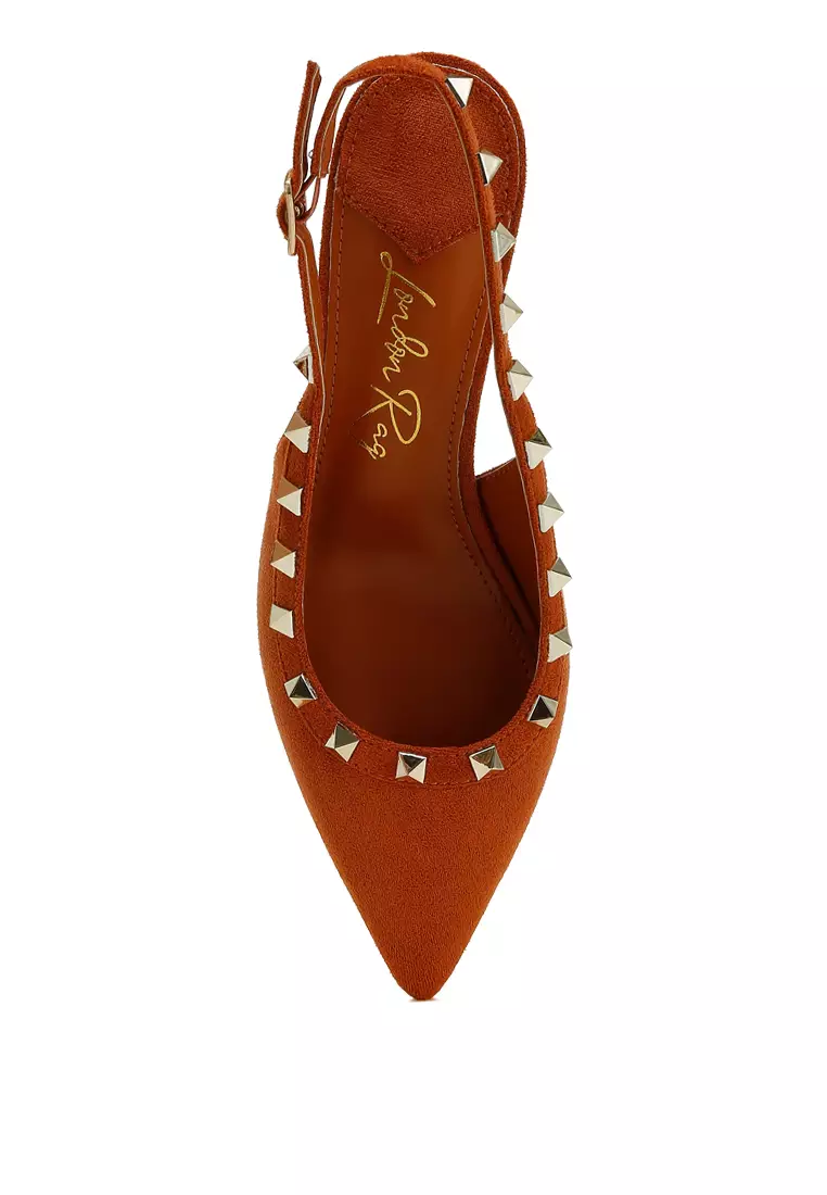 Sandal Microfiber Berhias Stud dalam Warna Tan