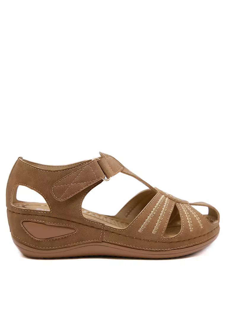 Discount on Twenty Eight Shoes  shoes - SKU: 5cm Hollowed Pu Wedge Sandals Alm298-3