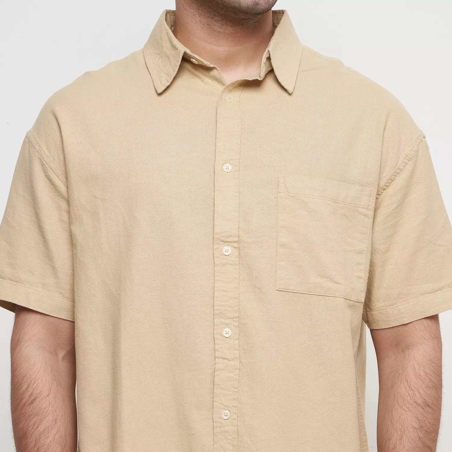 LARUSSO Kemeja Pria Basic Oversize Rami Lengan Pendek - Cream