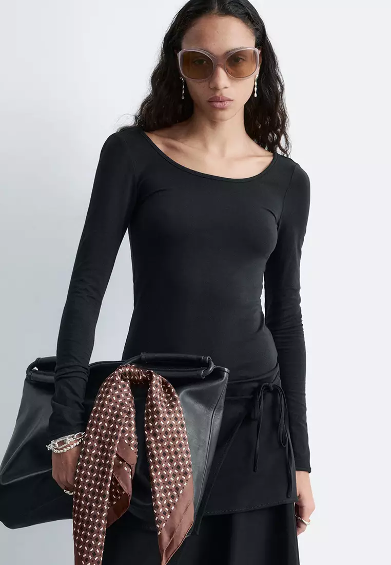 Long-Sleeves Scoop-Neck Top