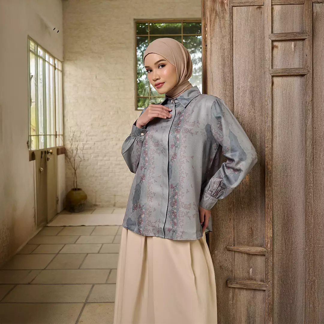 ZM Zaskia Mecca - Yania Coal Blouse Kemeja Wanita - Romansa Khatulistiwa - Bunga Simpur