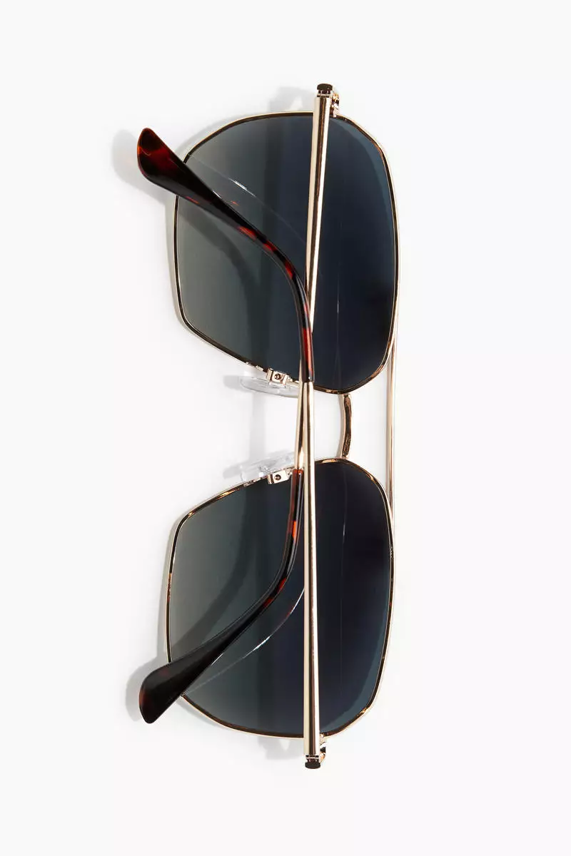 Polarised sunglasses