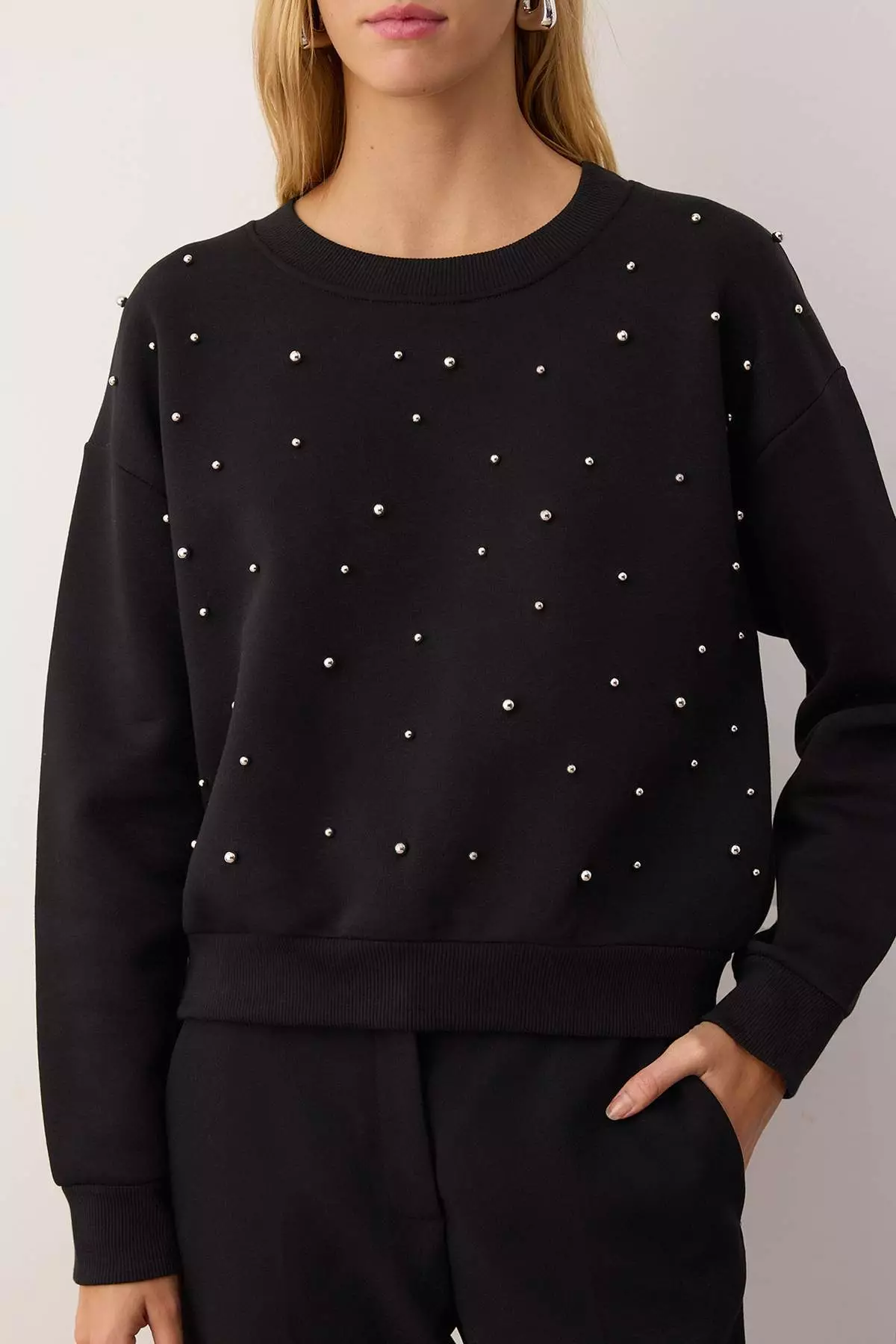 Black Stone Accessory Detailed Crew Neck Regular Crop Knitted Sweatshirt