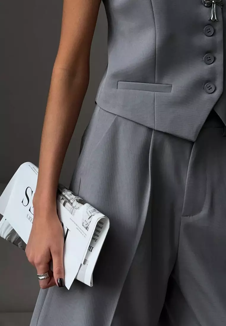 Summer retro fashion V-neck single-breasted vest + straight suit shorts suit K052701GY