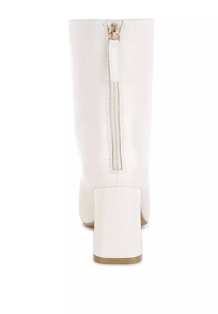 Sepatu bot ujung persegi paten dengan warna putih pucat