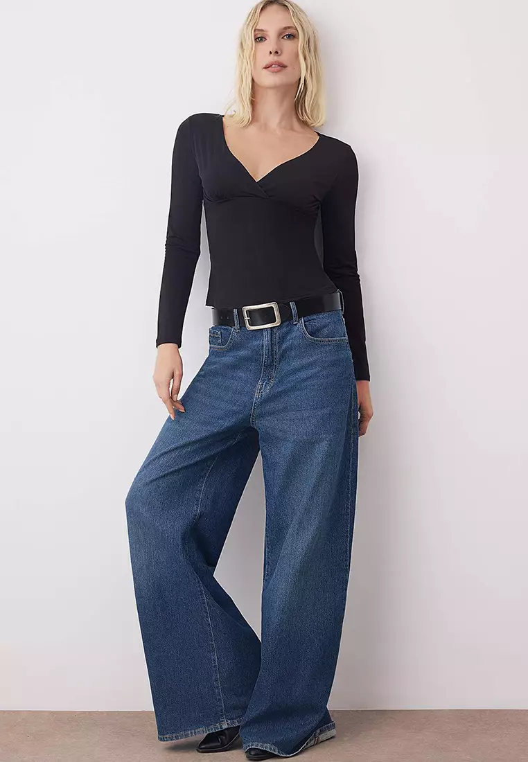 Black Fitted/Fits The Body Gathered/Drape Detailed V-Neck Flexible Knitted Blouse
