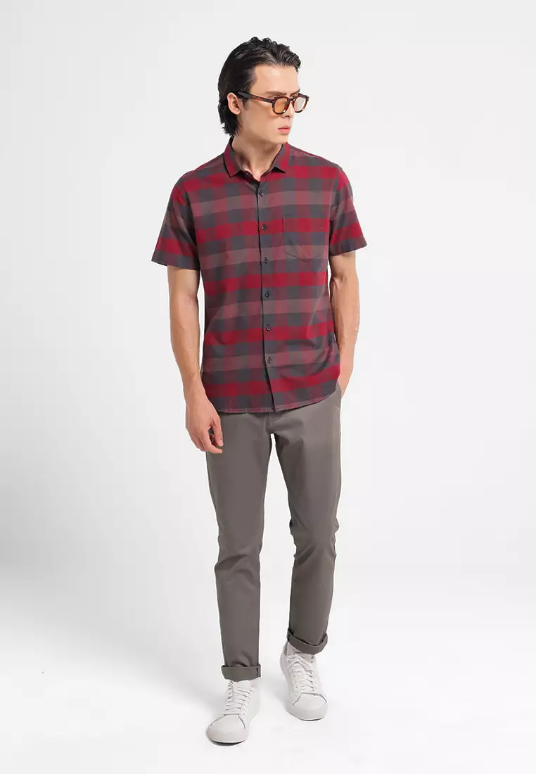 MANZONE Kemeja Pria Lengan Pendek Rodrick 1 Slim Fit - Maroon