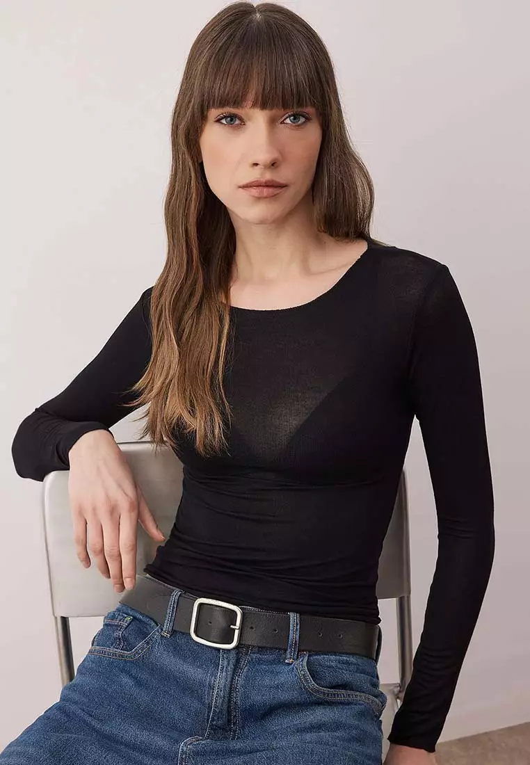 Body-Fitting Knitted Blouse