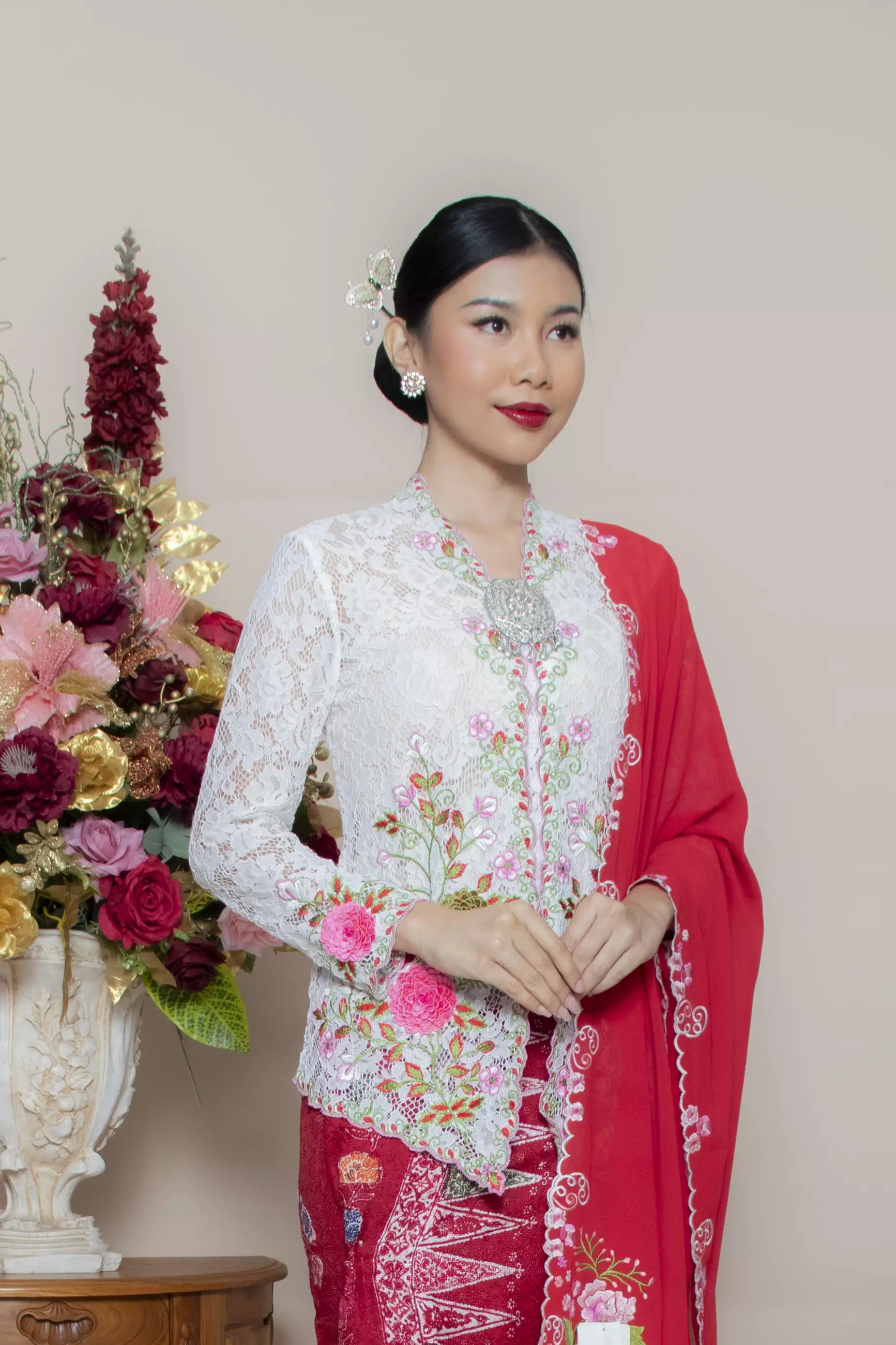 Kebaya Brokat Roses 3 Dimensi in White Color