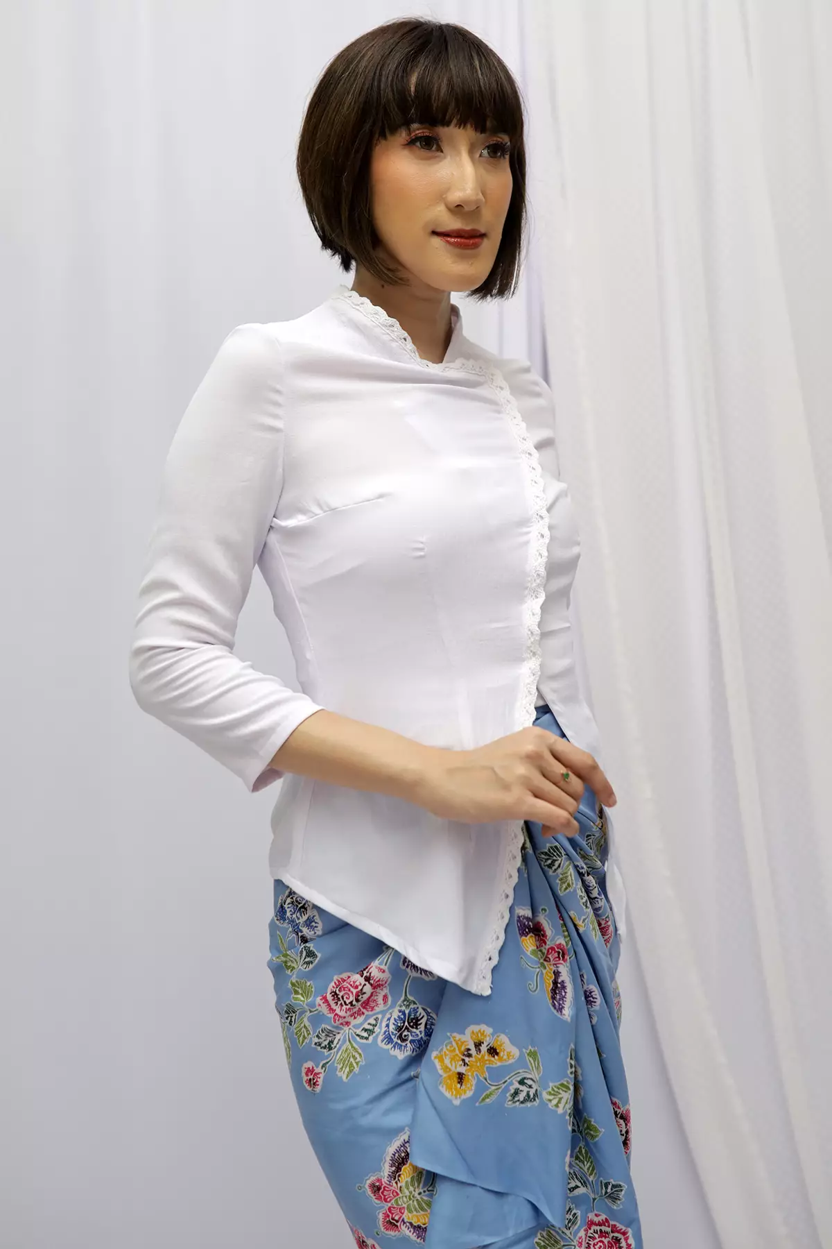 Mahadevi Arunika Pualam Kebaya Janggan Putih