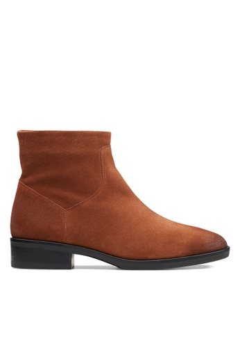 tan suede clarks