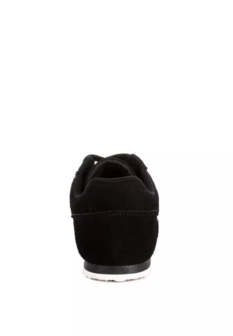 Sepatu kets mikrofiber dan jaring hitam