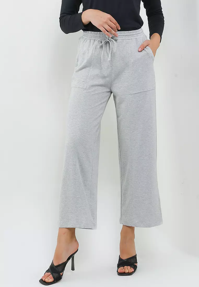 Emchaklarini tortadi va yalaydi.