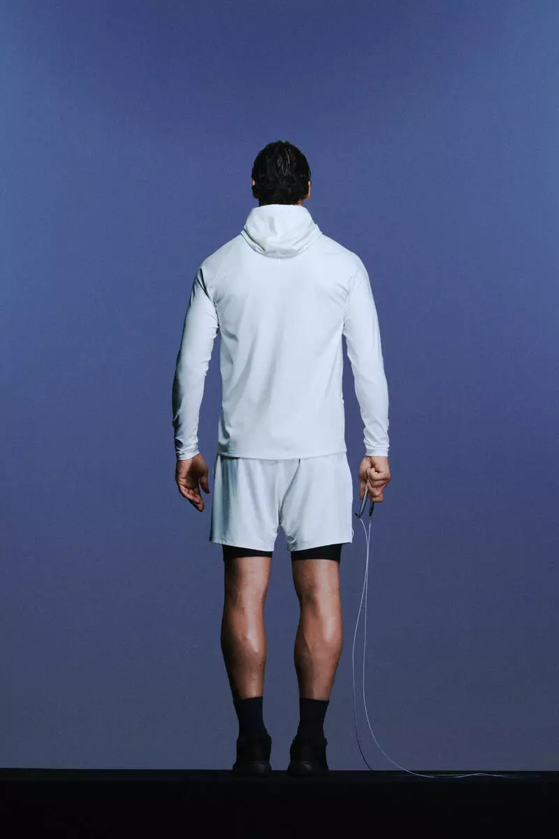 Warming sports hoodie with ThermoMove™